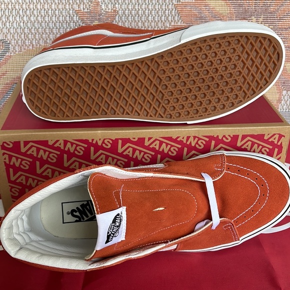 Vans WMNS Sk8-Hi
Color Theory Burnt Ochre
VN0005U9GWP
Sneakers - Picture 5 of 16